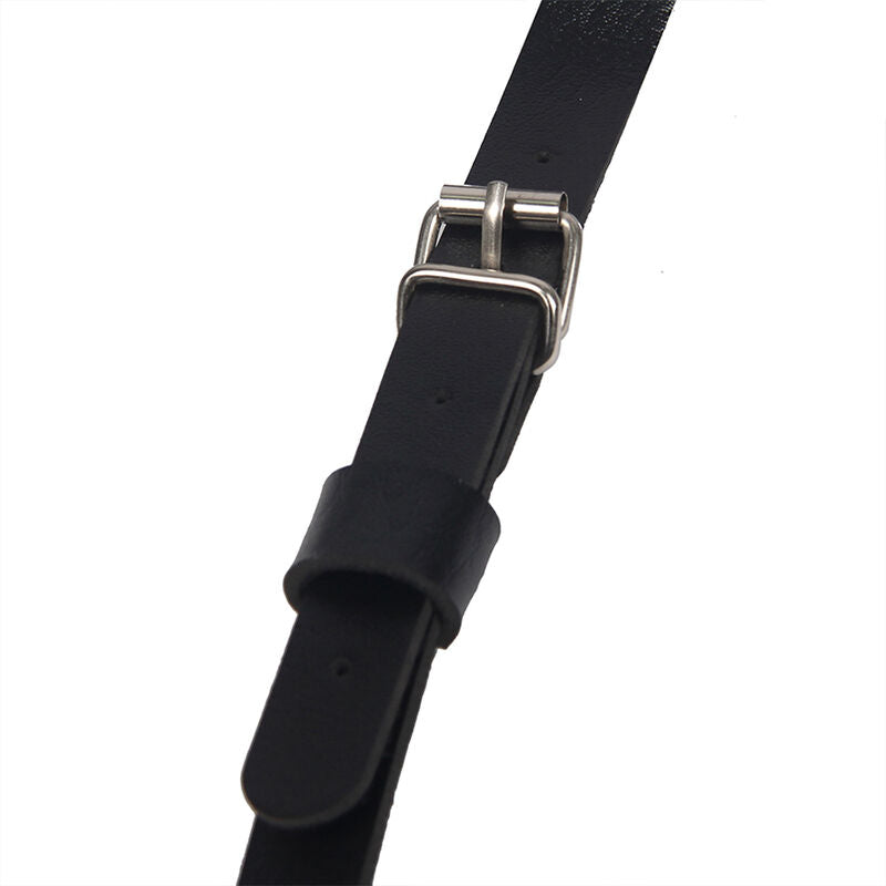 Detail de la boucle metal et de la sangle en cuir noir du harnais de corps Subblime, fermeture ajustable taille unique au rendu fetichiste.