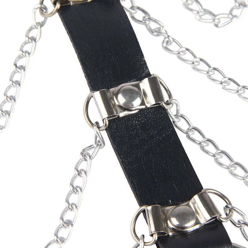 Detail des sangles en cuir noir, anneaux et chaine argentee du soutien-gorge harnais Subblime, jeu graphique fetichiste presente sur fond clair.