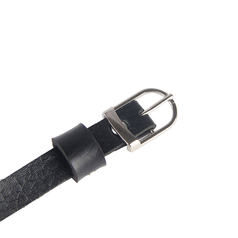 Gros plan de la boucle metal et de la sangle en cuir noir du soutien-gorge harnais Subblime, fermeture ajustable au rendu fetichiste robuste.