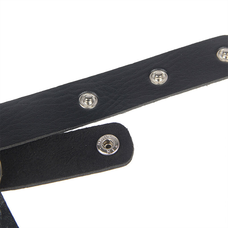 Detail des boutons pression et de la sangle en cuir noir du soutien-gorge harnais Subblime, finition soignee de cette piece fetichiste taille unique.