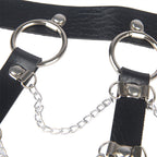 Harnais de poitrine à chaînes en cuir noir — détail texture surface