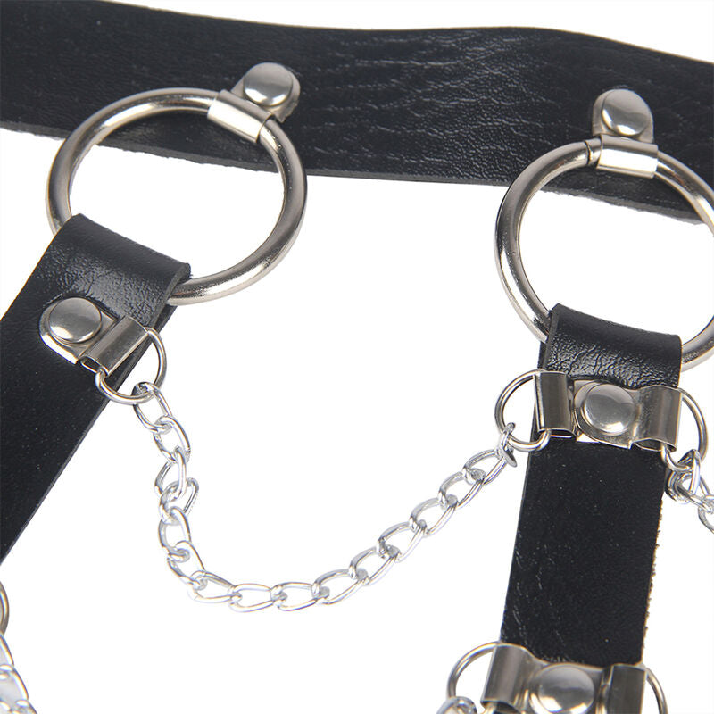 Harnais de poitrine à chaînes en cuir noir — détail texture surface