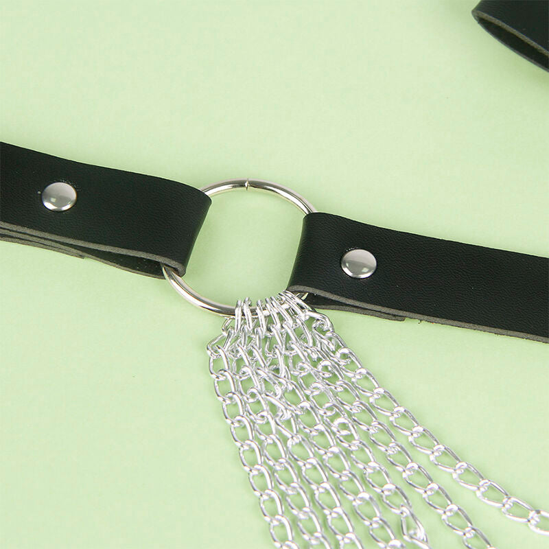 Ceinture chaîne en cuir noir — détail texture surface