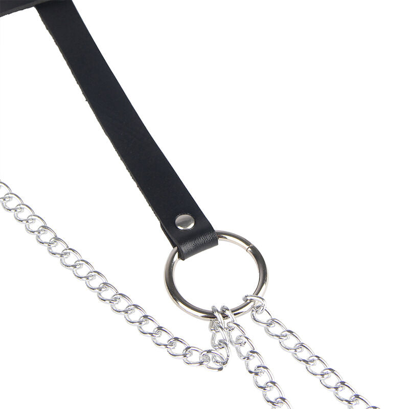 Ceinture harnais en cuir à chaînes et anneaux — détail texture surface