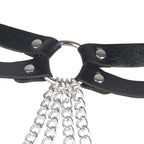 Ceinture harnais en cuir à chaînes et anneaux — vue rapprochée