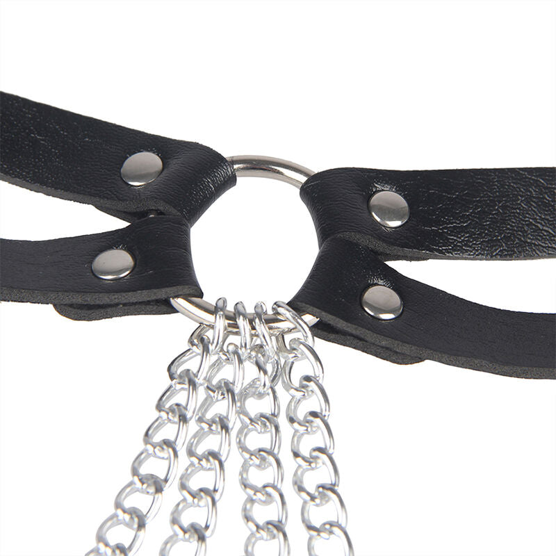Detail de l anneau metal, des boutons pression et des chaines argentees du harnais en cuir noir Subblime, jeu graphique fetichiste taille unique.