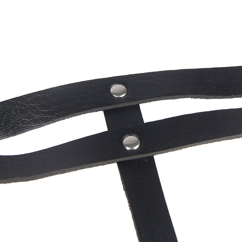 Gros plan sur deux sangles en cuir noir reliees par des boutons pression du harnais Subblime, finition fetichiste robuste presentee sur fond blanc.