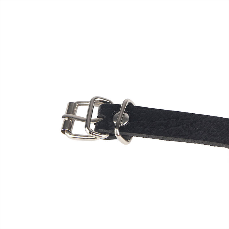 Detail de la boucle metal et de la sangle en cuir noir du harnais de taille Subblime, fermeture ajustable au rendu fetichiste taille unique.