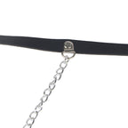 Harnais ceinture en cuir à chaîne pour femme — détail texture surface