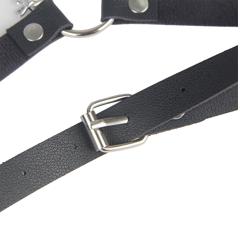 Gros plan de la boucle metal et de la sangle en cuir noir du harnais ceinture Subblime, fermeture ajustable au rendu fetichiste taille unique.