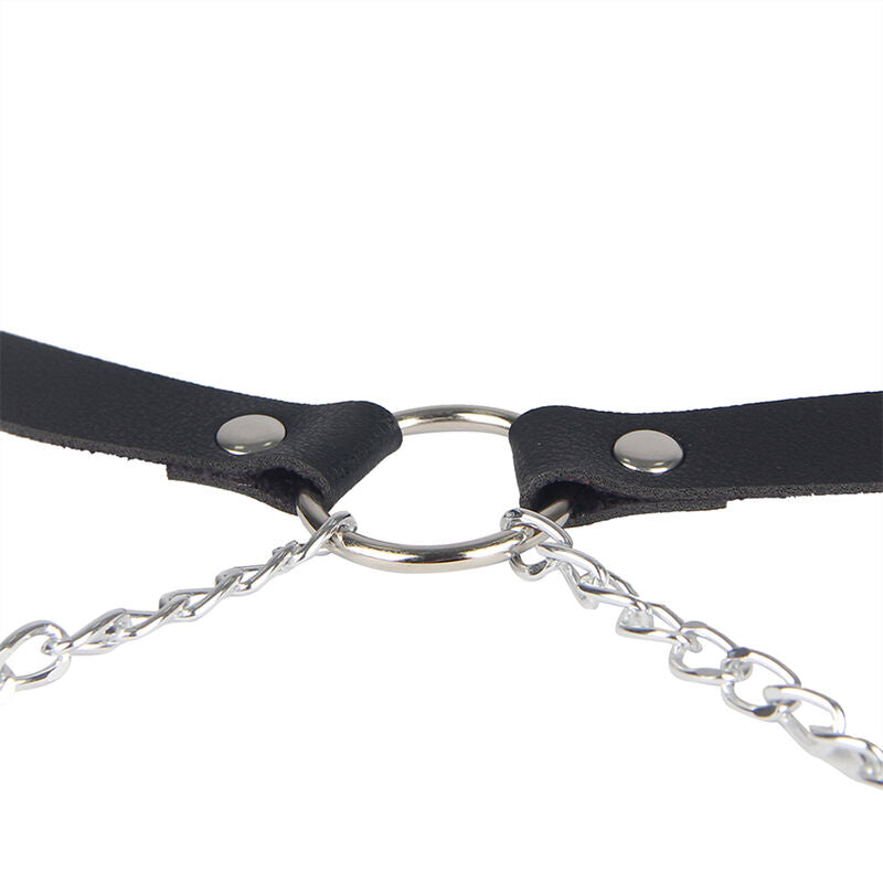 Detail de l anneau metal central reliant deux sangles en cuir noir et une chaine argentee du harnais ceinture Subblime, jeu graphique fetichiste.