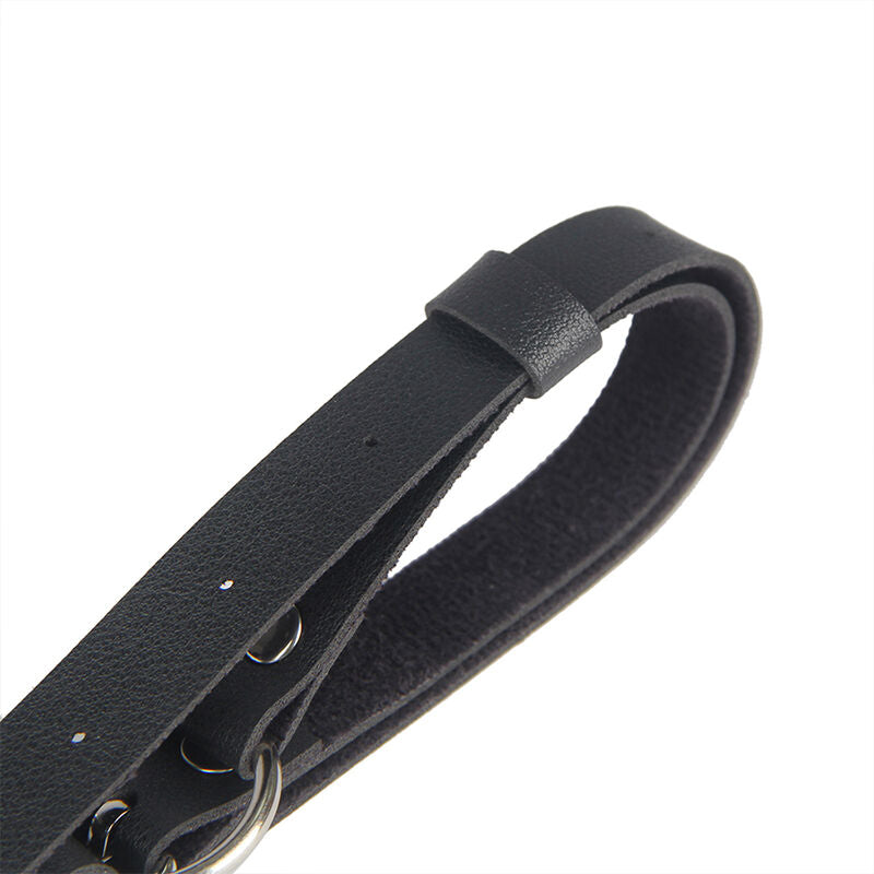 Detail de la sangle en cuir noir a boutons pression et passants du harnais ceinture Subblime, finition fetichiste robuste presentee sur fond blanc.