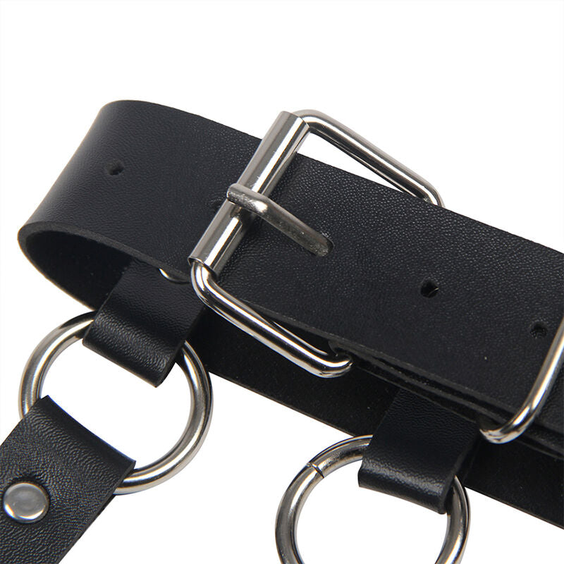 Detail de la boucle metal et de l anneau de la sangle en cuir noir du harnais de poitrine Subblime, fermeture ajustable au rendu fetichiste robuste.
