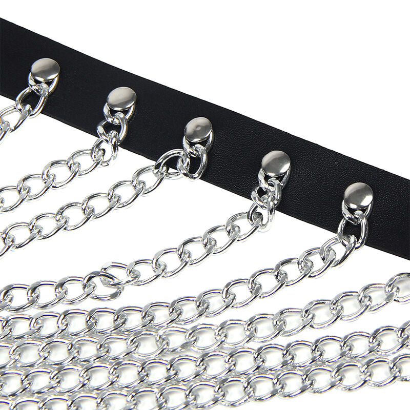 Gros plan sur les grandes chaines argentees reliees a la sangle en cuir noir du harnais de poitrine Subblime, jeu graphique fetichiste taille unique.