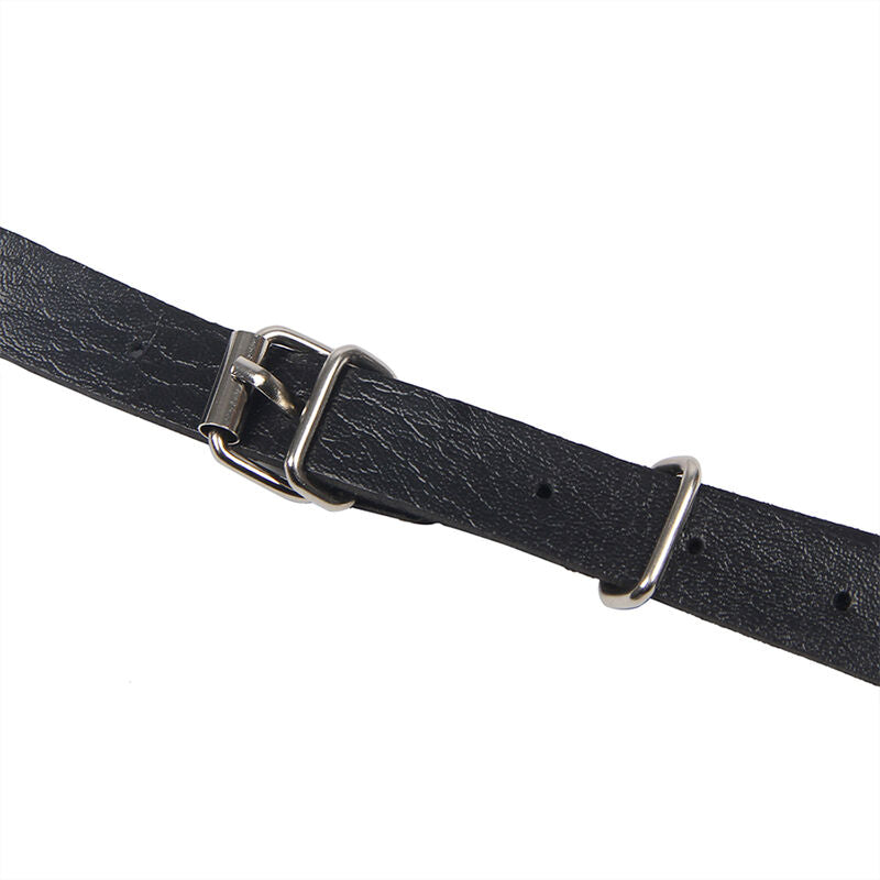 Gros plan d une sangle en cuir noir a boucle ajustable du harnais de poitrine Subblime, finition fetichiste robuste presentee sur fond blanc.