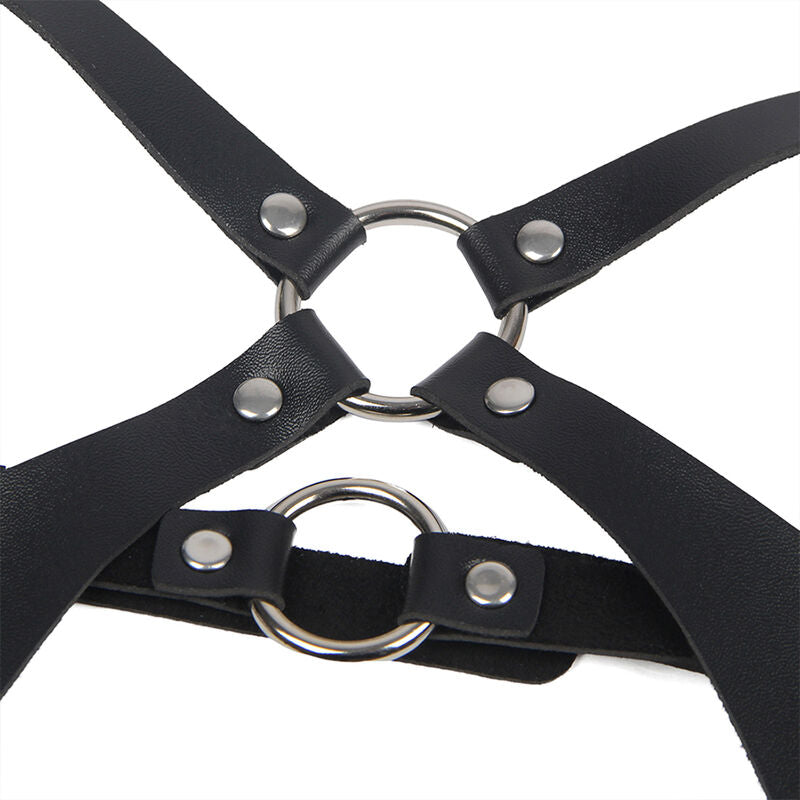 Harnais intégral à boucles en cuir noir — détail texture surface