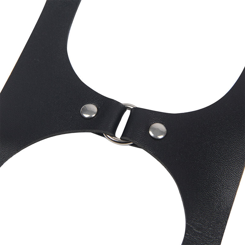 Gros plan sur deux sangles en cuir noir reliees par boutons pression du harnais de corps Subblime, finition fetichiste robuste presentee sur fond blanc.