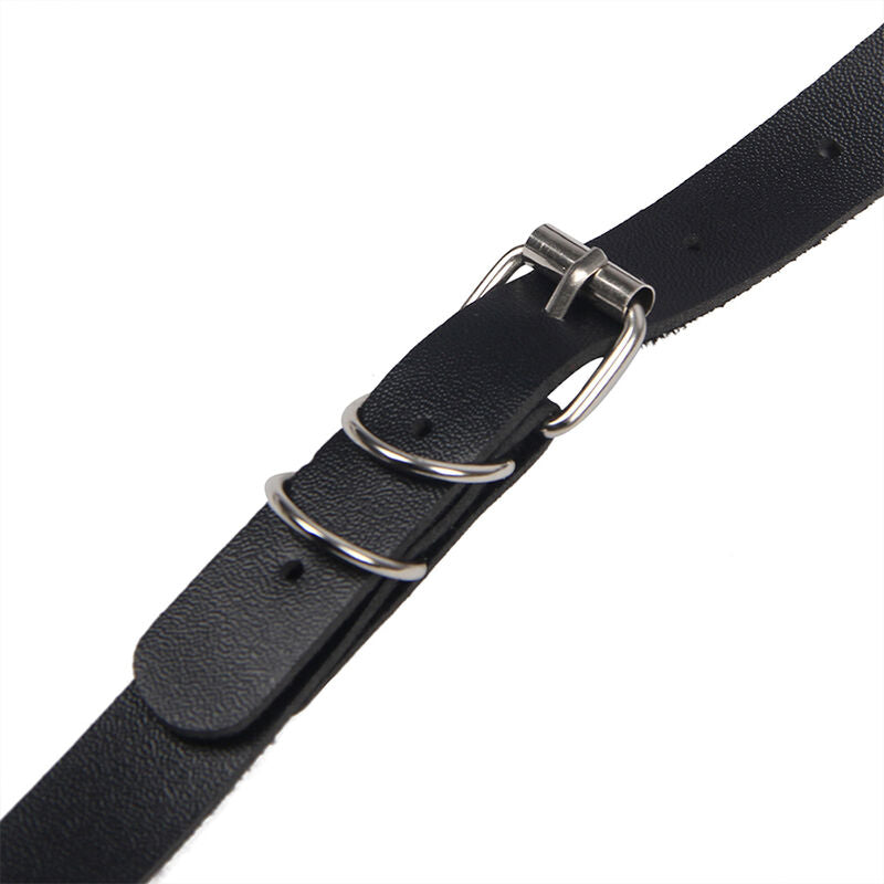 Detail de la boucle metal et des anneaux de la sangle en cuir noir du harnais de corps Subblime, fermeture ajustable au rendu fetichiste taille unique.