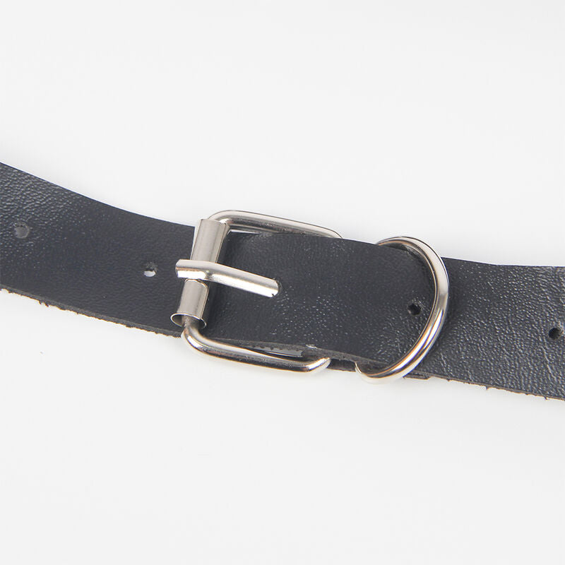 Gros plan de la boucle metal et de la sangle en cuir noir du harnais jarretieres Subblime, fermeture ajustable au rendu fetichiste taille unique.
