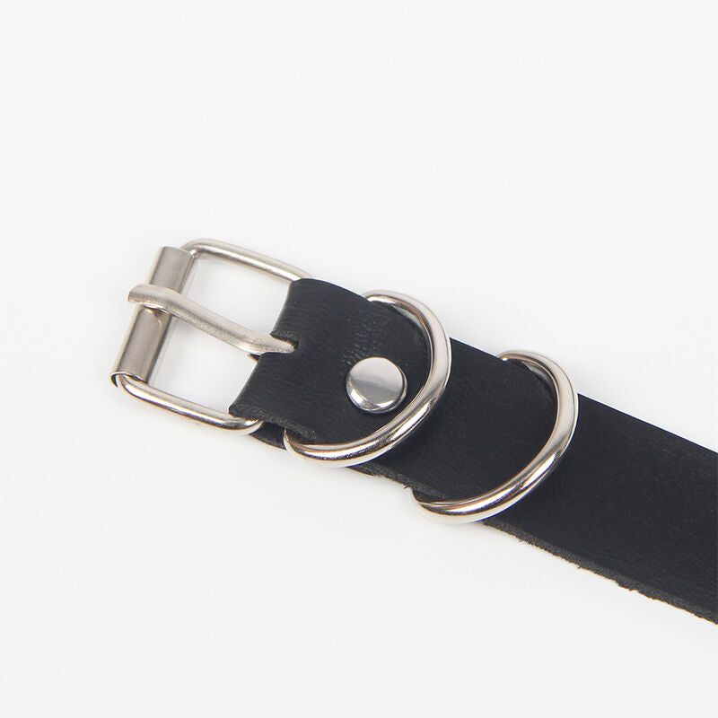 Detail de la boucle metal double et de la sangle en cuir noir du harnais jarretieres Subblime, fermeture ajustable robuste sur fond clair.