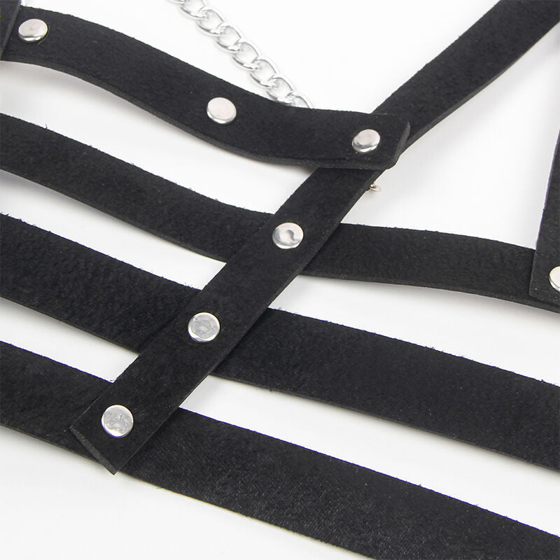 Vue rapprochee des fines sangles en cuir noir croisees du harnais corset Subblime, ponctuees de boutons-pression metalliques argentes pour un look fetichiste structure.