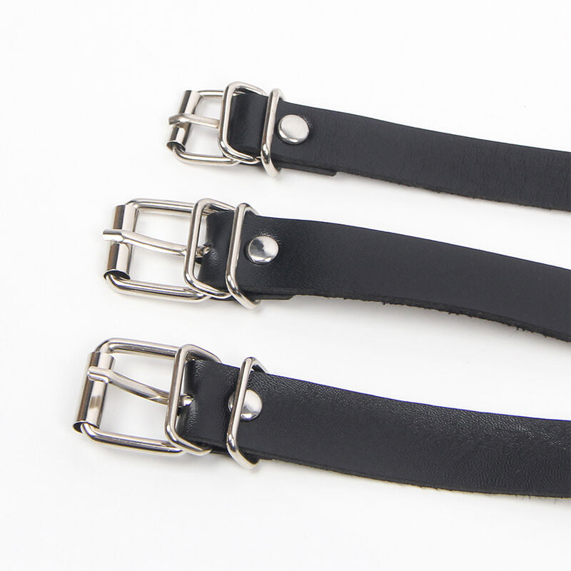 Gros plan sur les trois sangles en cuir noir a boucles ardillon du harnais de corps Subblime, reglage ajustable et finition fetichiste robuste presentee en taille unique.