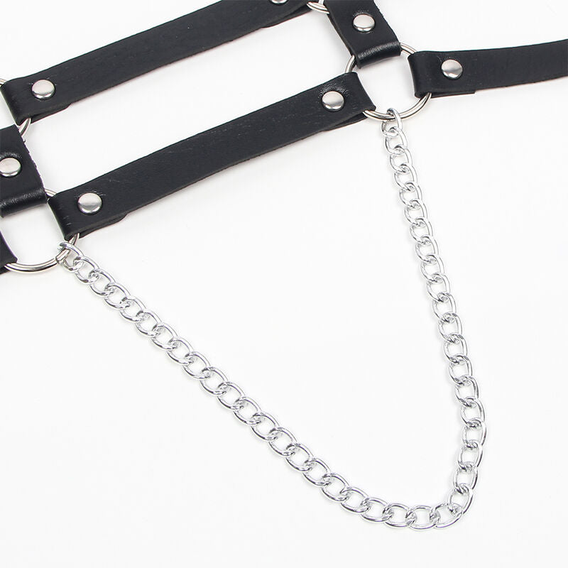 Detail du harnais de corps en cuir noir Subblime avec sa chaine metal argentee suspendue entre deux sangles a boutons-pression, finition graphique en taille unique.