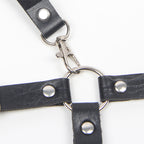 Harnais de corps en cuir à sangles et détails chaîne — détail texture surface