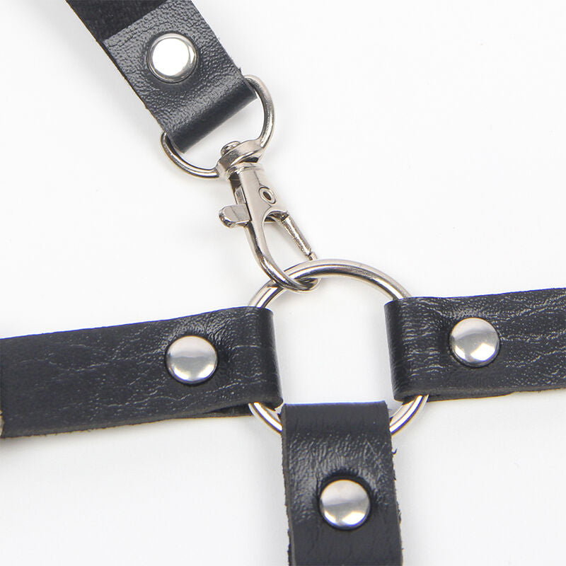 Harnais de corps en cuir à sangles et détails chaîne — détail texture surface