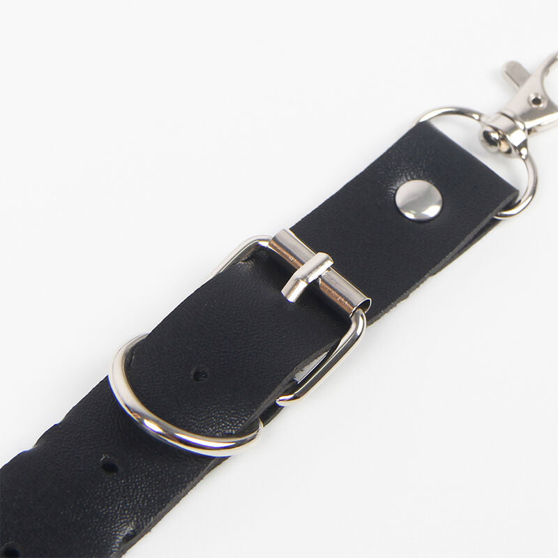 Harnais ceinture et jarretières en cuir — détail texture surface