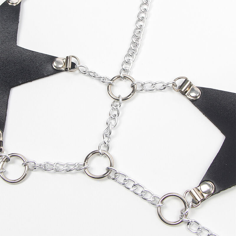 Detail du harnais etoile en cuir noir Subblime montrant les chaines argentees, les petits anneaux metal et les sangles a boutons-pression, finition fetichiste soignee.