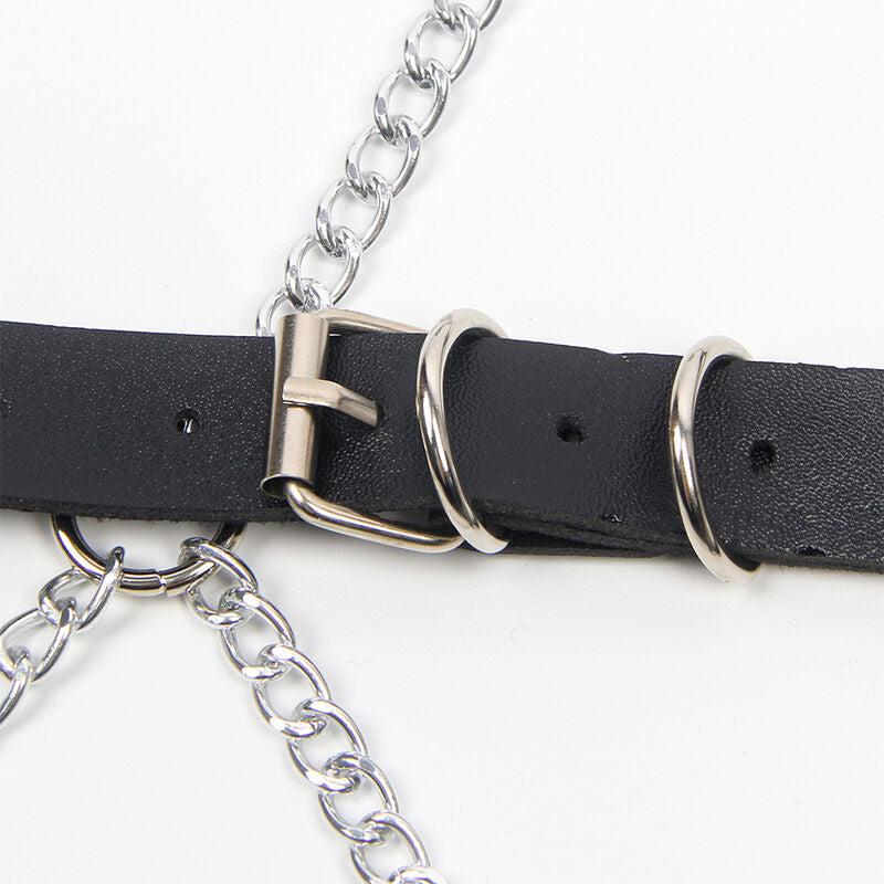 Vue rapprochee de la boucle ardillon et de la chaine metal du harnais etoile en cuir noir Subblime, finition argentee sur sangle epaisse, accessoire fetichiste taille unique.
