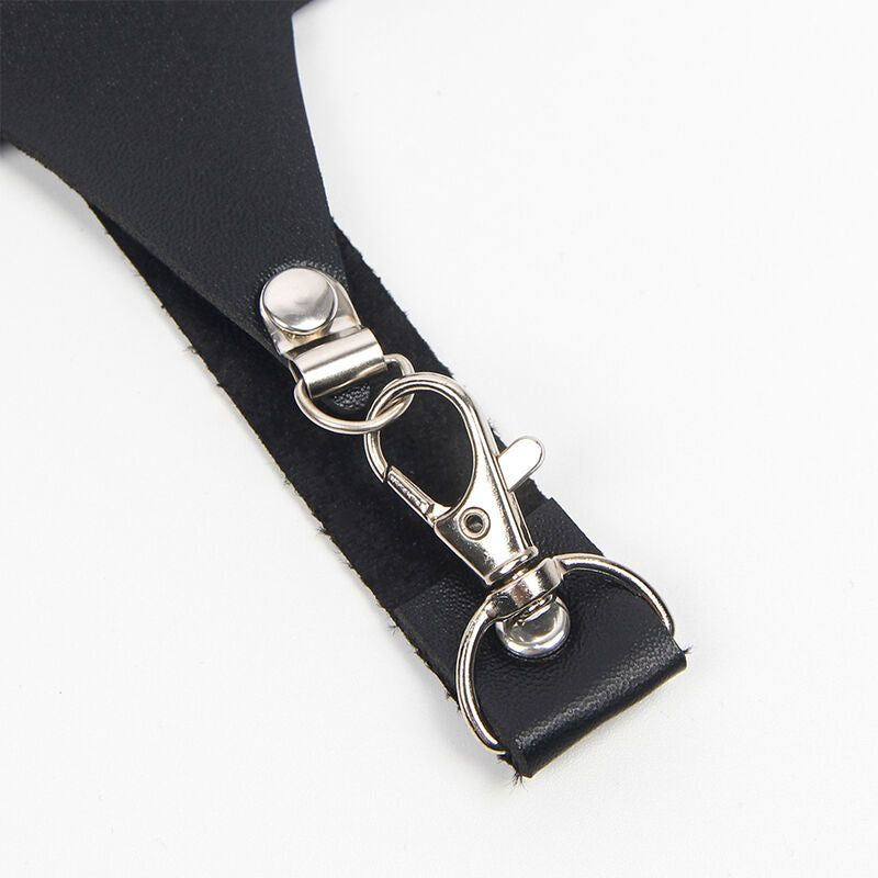 Detail du mousqueton argente fixe sur la sangle en cuir noir du harnais etoile Subblime, fermeture metal robuste presentee sur fond clair, taille unique fetichiste.
