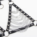 Soutien-gorge harnais en cuir avec collier à chaîne — vue rapprochée