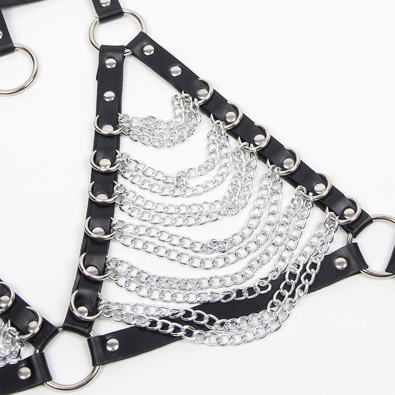 Detail du soutien-gorge harnais en cuir noir Subblime avec ses drapes de chaines metal argentees suspendus entre les sangles a anneaux, finition fetichiste tres graphique.