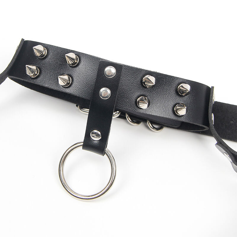 Gros plan sur le collier en cuir noir a clous metal et grand anneau du soutien-gorge harnais Subblime, finition fetichiste affirmee presentee sur fond clair, taille unique.