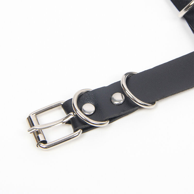 Gros plan sur la boucle ardillon argentee et l'anneau du soutien-gorge harnais cuir etoile Subblime, sangle epaisse et finition metal soignee, accessoire fetichiste taille unique.