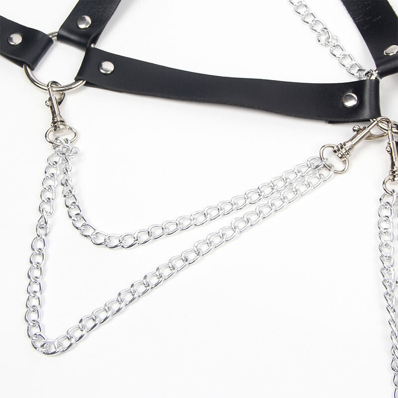 Soutien-gorge harnais en cuir étoilé à chaîne — détail texture surface