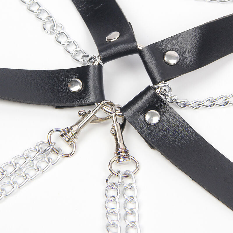 Soutien-gorge harnais en cuir étoilé à chaîne — vue de dos