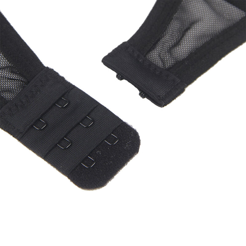 Gros plan sur l'agrafe reglable au dos du soutien-gorge servante Subblime, maille noire et finition couture pour un ajustement confortable, detail du deguisement de jeu de role.