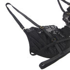 Ensemble lingerie 3 pièces en dentelle soutien-gorge string  — détail texture surface