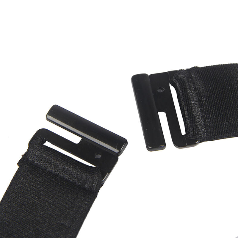Gros plan sur l'attache a clip plastique et la sangle elastique de la culotte du deguisement servante Subblime, fermeture pratique, detail du costume de jeu de role coquin.