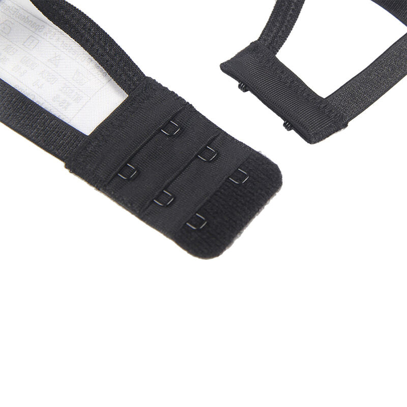 Gros plan sur les agrafes reglables a deux rangees du dos du porte-jarretelles noir Subblime, detail technique de l'ensemble lingerie.