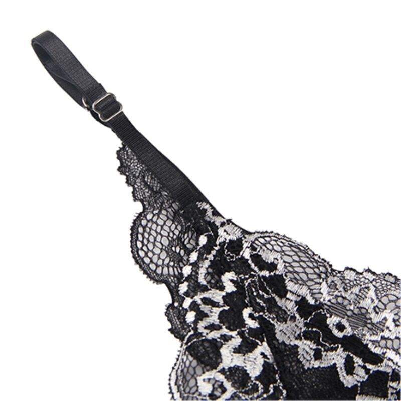 Detail des bonnets en dentelle brodee argentee et de la bretelle reglable du babydoll Subblime, finition delicate de la matiere.