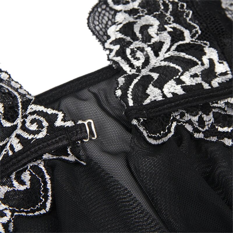 Gros plan sur la dentelle florale brodee argent et le tulle noir du babydoll Subblime, petit crochet de fermeture et detail de la maille.