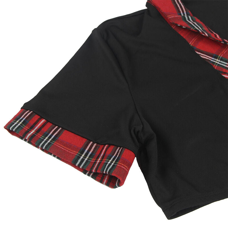 Détail de la manche courte noire bordée de tartan rouge du top costume écolière Subblime, finition à carreaux et maille douce du déguisement coquin
