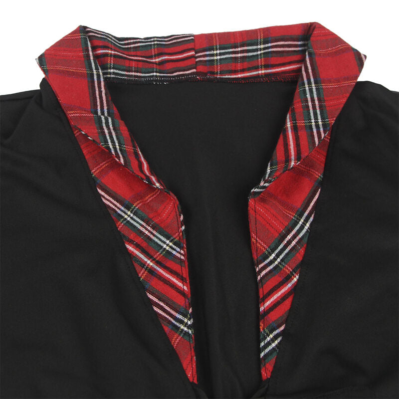 Gros plan sur le col à carreaux rouges et le nouage frontal du top noir du costume écolière Subblime, détail tartan et tissu extensible du déguisement