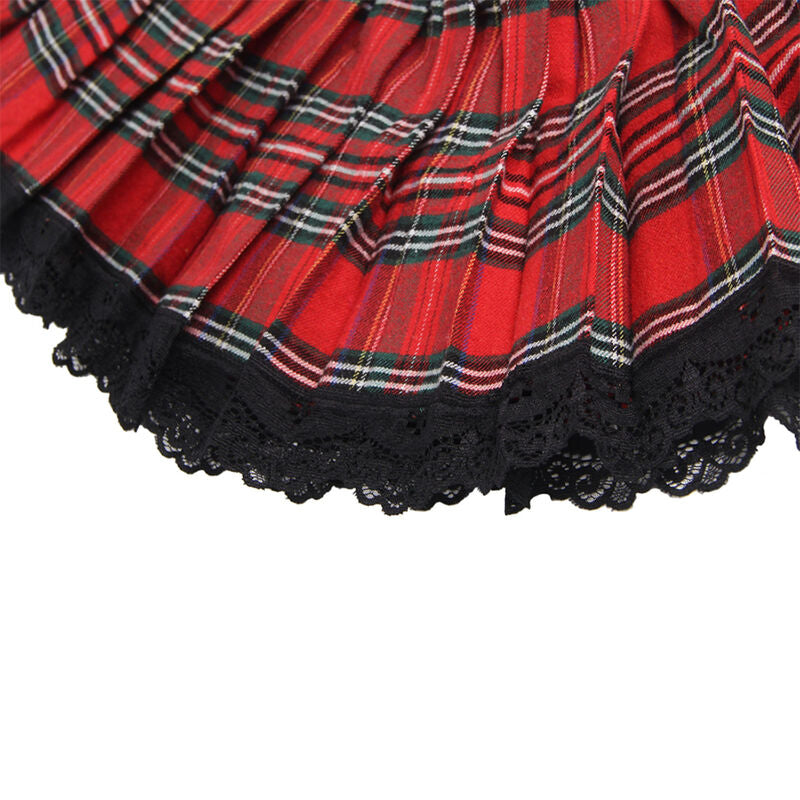 Gros plan de la mini-jupe plissée à carreaux rouges et dentelle noire du costume écolière Subblime, détail tartan et volant froncé du déguisement