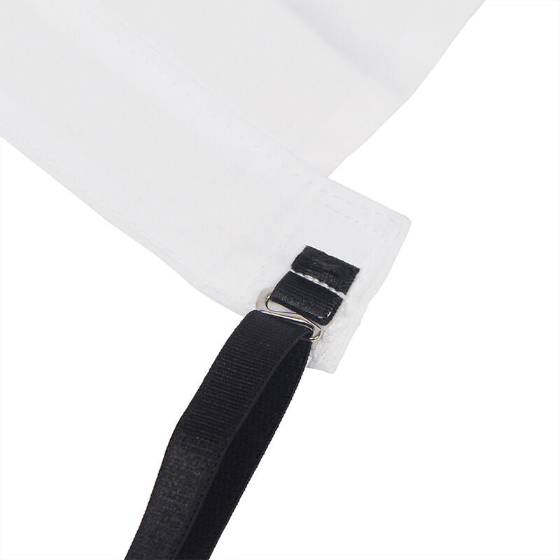 Gros plan sur la sangle harnais noire à boucle métal réglable de l'ensemble écolière Subblime sur fond blanc, détail accessoire de la tenue coquine
