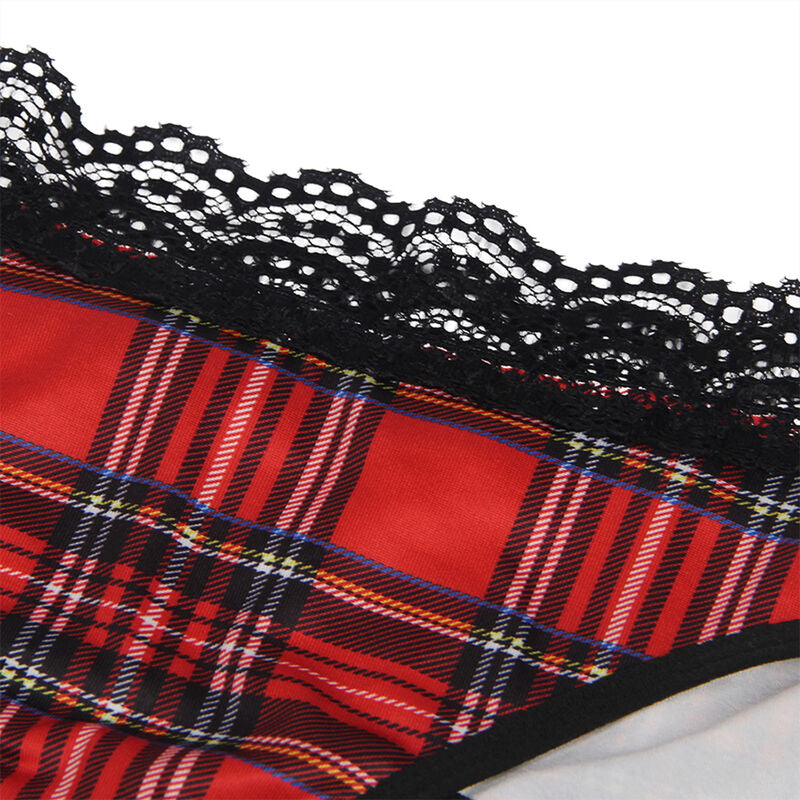 Gros plan sur le tartan rouge et la bordure dentelle noire de l'ensemble écolière Subblime, contraste carreaux et broderie de la lingerie coquine